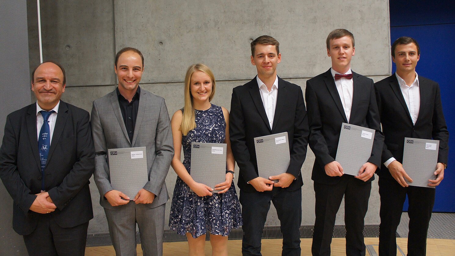 Dekan Prof. Dr.-Ing. Ulrich Briem (ganz links) bei der Urkundenübergabe mit einigen Absolventinnen und Absolventen der Fakultät. 