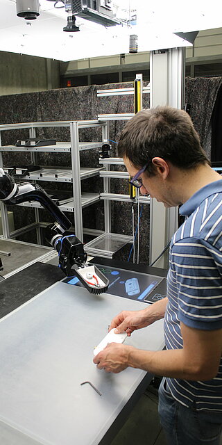 Johannes Höcherl bei der Arbeit im Labor Robotik, wo er an der Smart Work Bench forschte. Foto: Ludwig Langwieder/OTH Regensburg