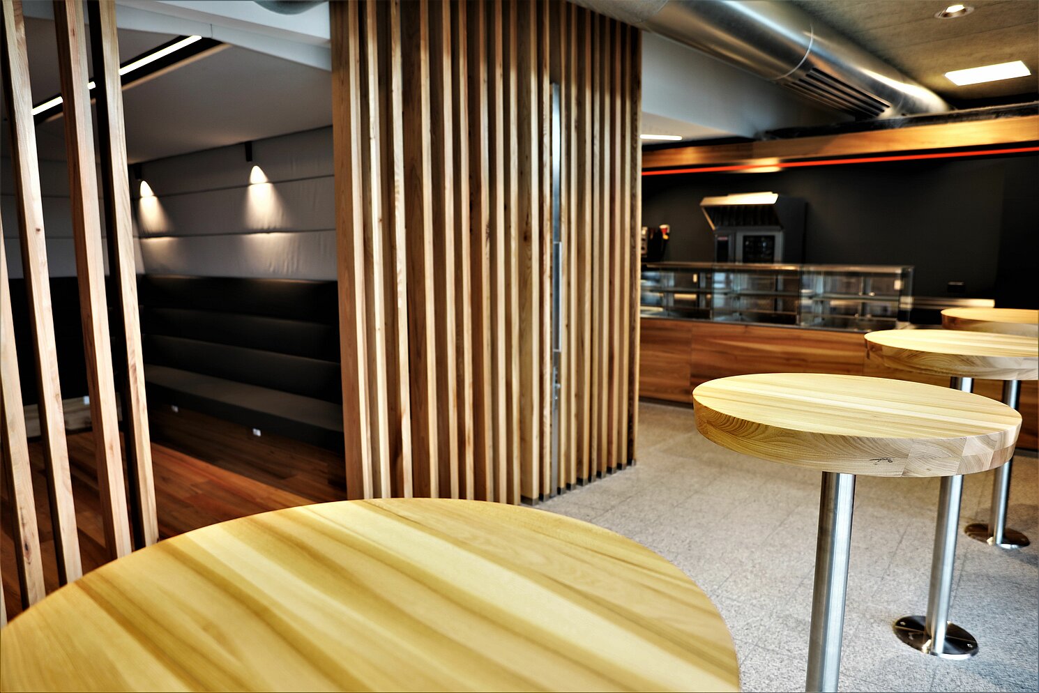 Die wiedereröffnete Cafeteria im Hochschulgebäude Maschinenbau lädt zum Verweilen ein.