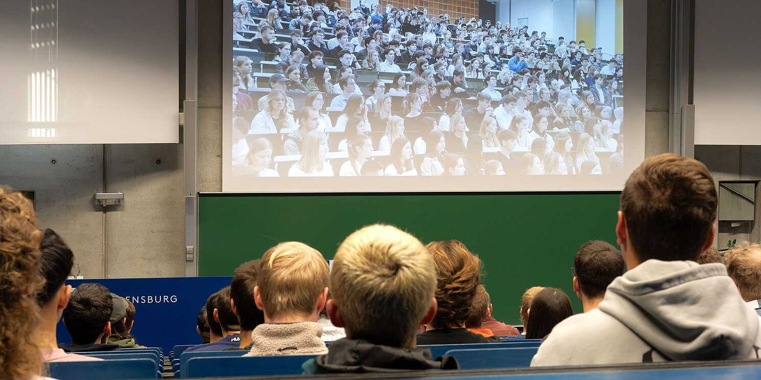 Mittels Video-Streaming wurde die allgemeine Erstsemesterbegrüßung in die Hörsäle der Fakultät Maschinenbau übertragen. Foto: OTH Regensburg / Andreas Kilian