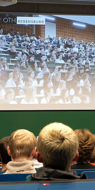 Mittels Video-Streaming wurde die allgemeine Erstsemesterbegrüßung in die Hörsäle der Fakultät Maschinenbau übertragen. Foto: OTH Regensburg / Andreas Kilian