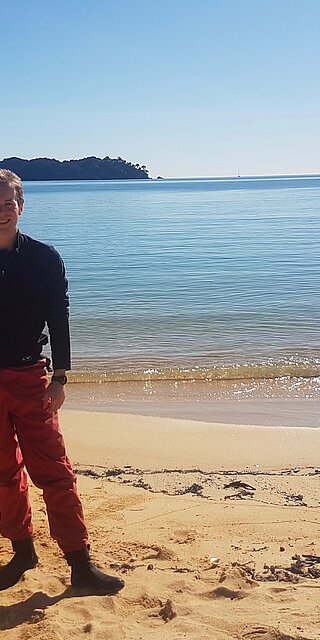 Christian Fruth, Bachelor Elektro- und Informationstechnik an der OTH Regensburg, in der Anchorage Bay im Abel-Tasman-Nationalpark auf der Südinsel Neuseelands. Er erhielt durch RISE die großartige Möglichkeit, Teil eines Forschungsprojekts zu werden und zugleich ein für ihn neues Land kennenzulernen.