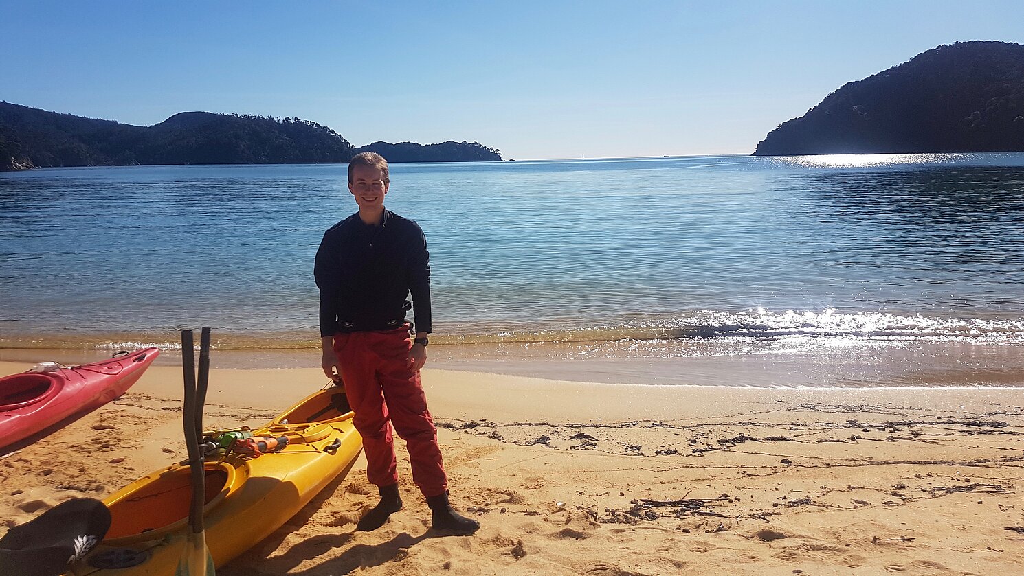 Christian Fruth, Bachelor Elektro- und Informationstechnik an der OTH Regensburg, in der Anchorage Bay im Abel-Tasman-Nationalpark auf der Südinsel Neuseelands. Er erhielt durch RISE die großartige Möglichkeit, Teil eines Forschungsprojekts zu werden und zugleich ein für ihn neues Land kennenzulernen.