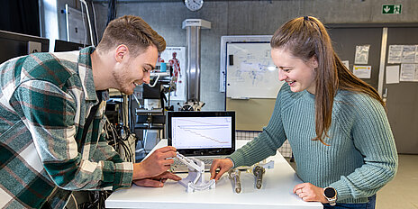 Zwei Studierende im Labor Biomechanik bei der Durchführung einer Messung