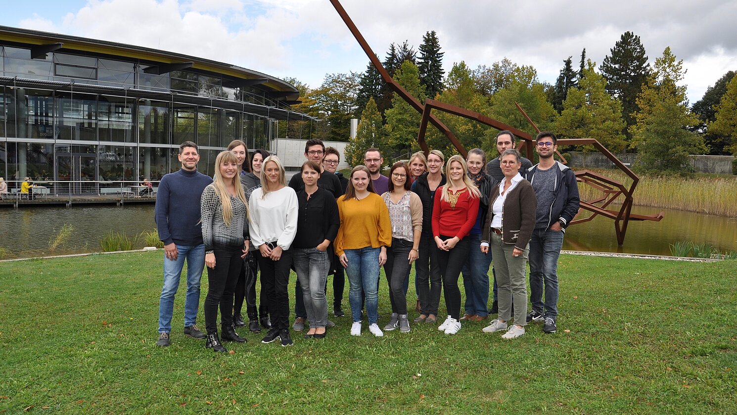 Die neue Studiengruppe des berufsbegleitenden Bachelors Pflegemanagement mit ihrer Studiengangleiterin Prof. Dr. Annette Meussling-Sentpali (vorne rechts). 