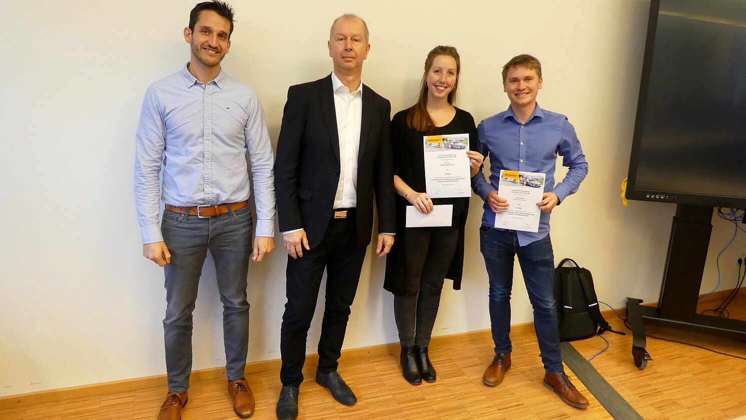 Von links: Thomas Amann und Frank Meyer überreichten die Urkunden an Kathrin Waitzhofer und Veit Sturm, die mit ihrem Arbeitsergebnis den zweiten Platz machten.