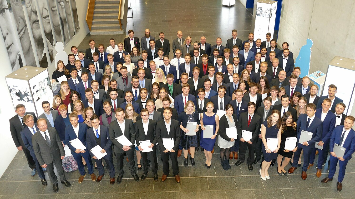 Die Absolventinnen und Absolventen des Sommersemesters 2019 mit Professorinnen und Professoren der Fakultät Maschinenbau.