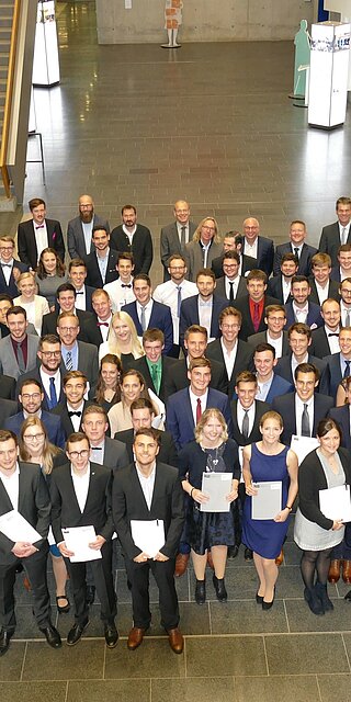 Die Absolventinnen und Absolventen des Sommersemesters 2019 mit Professorinnen und Professoren der Fakultät Maschinenbau.