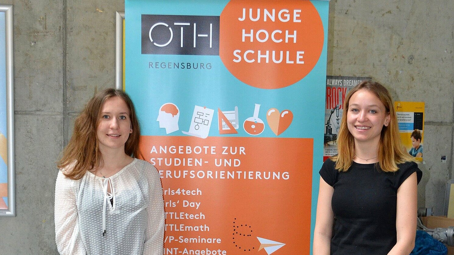 Von links: die beiden Maschinenbau-Studentinnen Robin Lauerer und Franziska Seidenschwarz an der OTH Regensburg.