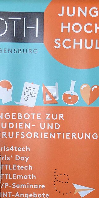 Von links: die beiden Maschinenbau-Studentinnen Robin Lauerer und Franziska Seidenschwarz an der OTH Regensburg.