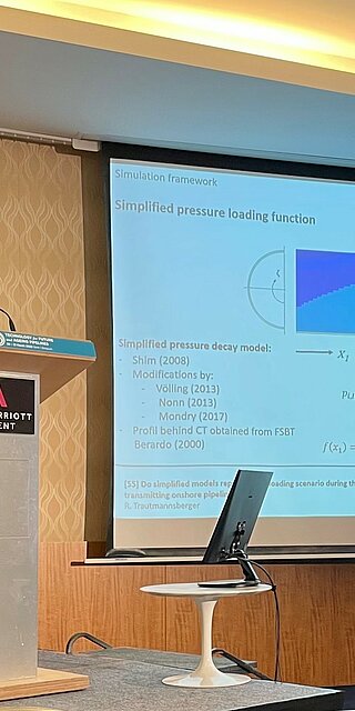 Reiner Trautmannsberger während der Präsentation des eingereichten Themas: „Do simplified models represent the loading scenario during the running ductile fracture scenario in gas transmitting onshore pipelines“