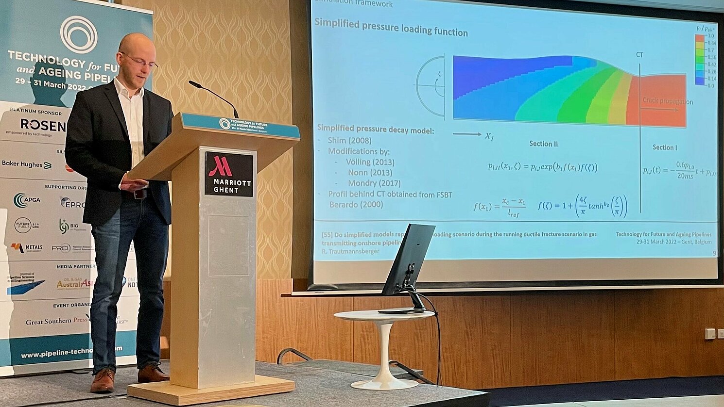 Reiner Trautmannsberger während der Präsentation des eingereichten Themas: „Do simplified models represent the loading scenario during the running ductile fracture scenario in gas transmitting onshore pipelines“