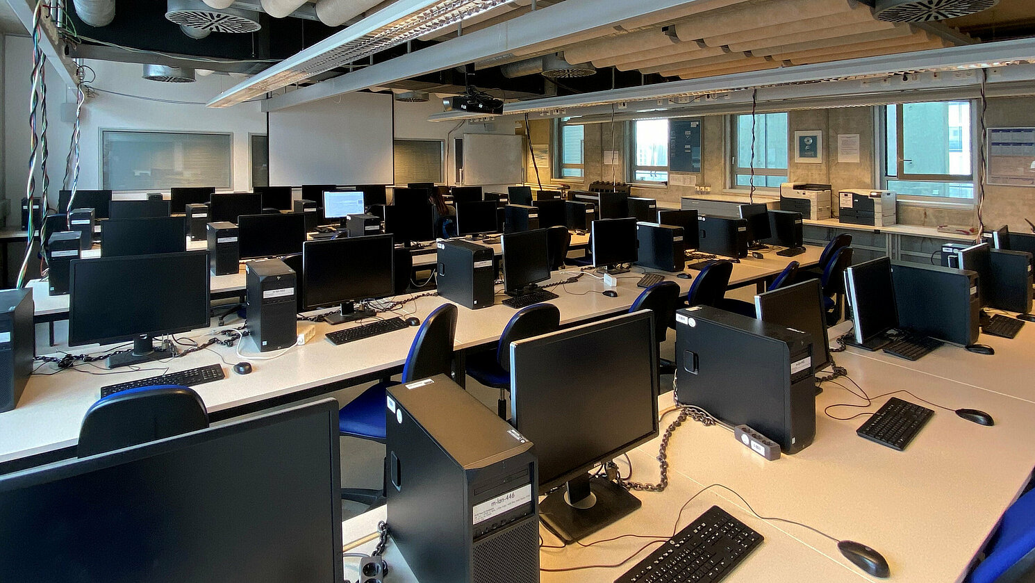 2022: Heutiges CAD/CAE-Labor mit insgesamt 61 Arbeitsplätzen auf drei Räume verteilt, hier Raum C 214. Foto: Michael Hochmuth