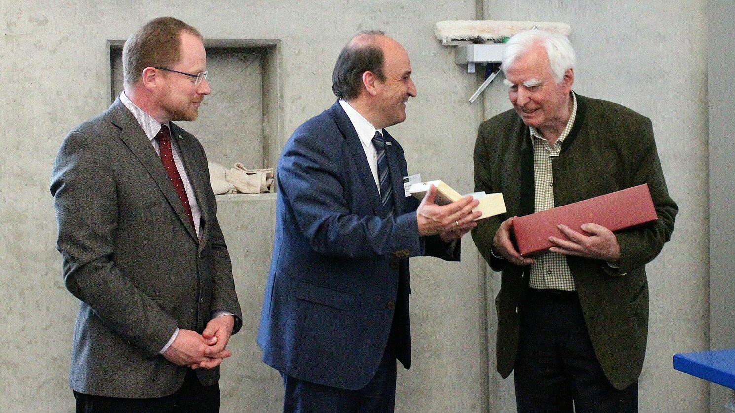 Von links: Prof. Dr. Ingo Ehrlich und Prof. Dr.  Ulrich Briem mit Festredner Prof. em. Dr. Erich Kohnhäuser, Präsident der OTH Regensburg a.D., beim "10. Technik-Kolloquium Maschinenbau" im April 2018 an der OTH Regensburg. Foto: Christina Zenger