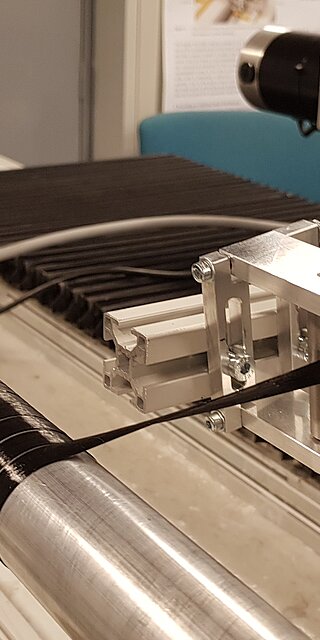 Seit September 2020 forschen das Labor Faserverbundtechnik der OTH Regensburg und Kooperationspartner HÄHL GmbH im Projekt „AdWinT“, das auf die Tapeherstellung an einer Wickelanlage im Labormaßstab zur Herstellung faserverstärkter Thermoplastrohre abzielt. 