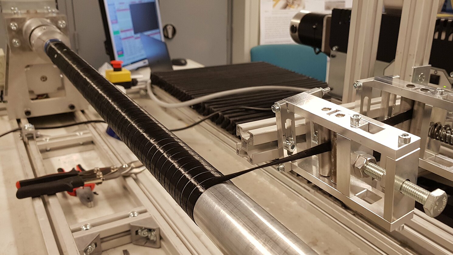 Seit September 2020 forschen das Labor Faserverbundtechnik der OTH Regensburg und Kooperationspartner HÄHL GmbH im Projekt „AdWinT“, das auf die Tapeherstellung an einer Wickelanlage im Labormaßstab zur Herstellung faserverstärkter Thermoplastrohre abzielt. 