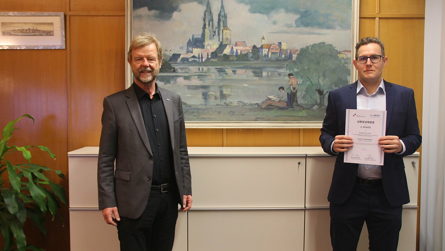 Prof. Dr. Wolfgang Baier, Präsident der OTH Regensburg, gratulierte Peter Steininger zum ersten Platz beim BayWISS-Preis 2021.