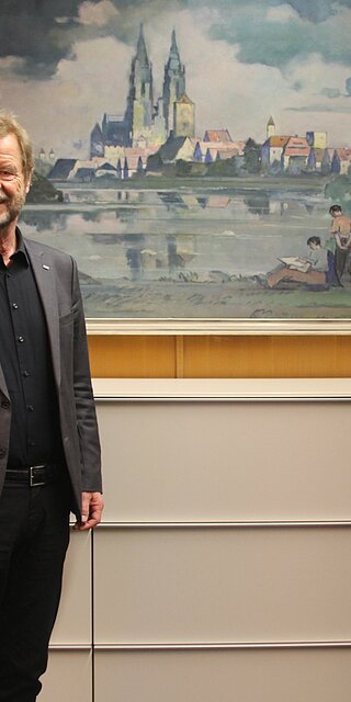 Prof. Dr. Wolfgang Baier, Präsident der OTH Regensburg, gratulierte Peter Steininger zum ersten Platz beim BayWISS-Preis 2021.