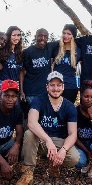 Mitglieder von Hydro Solution e. V. bei ihrem Aufenthalt in Kenia im Sommer 2018 mit den Angestellten vor Ort.
