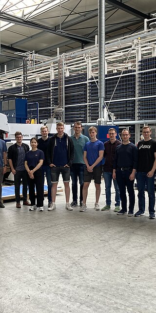 Studierende der Fakultät Maschinenbau bei ihrem Besuch der Firma "Silberhorn Blechtechnik" am Standort in Brunn an der A3 mit dem Werkleiter Siegfried Bayerl (ganz rechts) und Prof. Dr.-Ing. Hierl (ganz links). Foto: OTH Regensburg