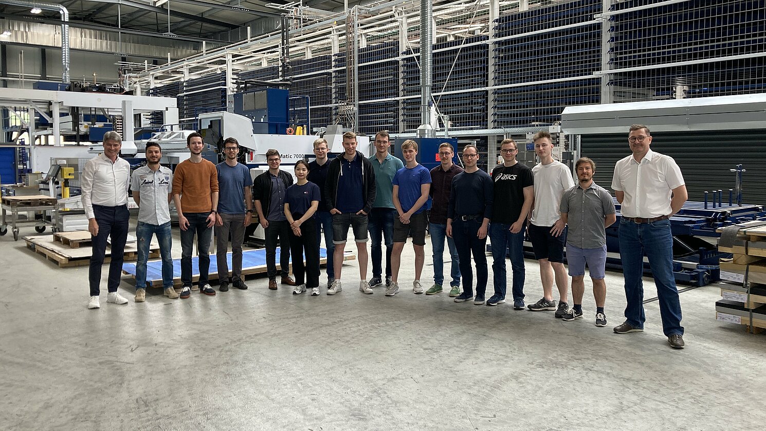 Studierende der Fakultät Maschinenbau bei ihrem Besuch der Firma "Silberhorn Blechtechnik" am Standort in Brunn an der A3 mit dem Werkleiter Siegfried Bayerl (ganz rechts) und Prof. Dr.-Ing. Hierl (ganz links). Foto: OTH Regensburg