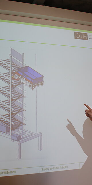 Studierende in der Diskussion einer Supply-by-Robot Lösung: (von links) Anja Döllinger, Tom Sommer und Lukas Kohles. Foto: Prof. Stefan Galka