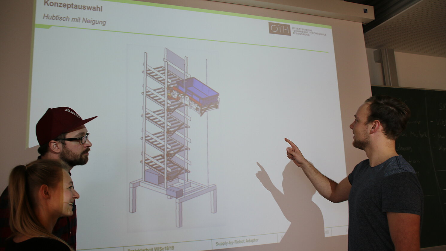Studierende in der Diskussion einer Supply-by-Robot Lösung: (von links) Anja Döllinger, Tom Sommer und Lukas Kohles. Foto: Prof. Stefan Galka