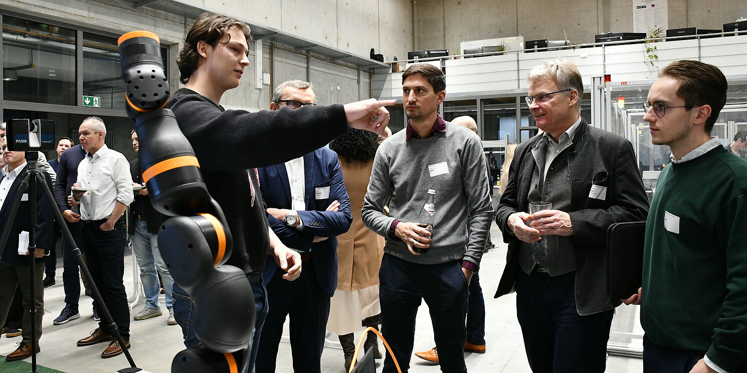 Mitarbeitende und Studierende erläuterten den Gästen die Demonstratoren. Foto: OTH Regensburg/Simone Grebler