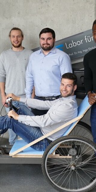Die Projektgruppe im Labor Faserverbundtechnik der Fakultät Maschinenbau mit dem neuentwickelten Leichtbau-Pedelec. Von links: Prof. Dr. Ingo Ehrlich (Projektleitung), Tobias Thiel, Matthias Hotter, M.Sc. Marco Siegl (fachlicher Betreuer), Sebastian Zenger und Charles Gietl.