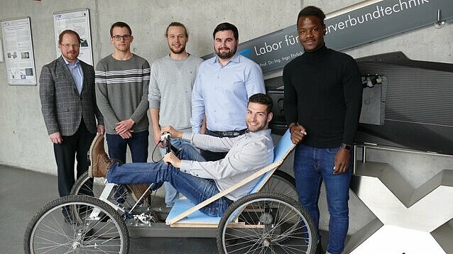 Die Projektgruppe im Labor Faserverbundtechnik der Fakultät Maschinenbau mit dem neuentwickelten Leichtbau-Pedelec. Von links: Prof. Dr. Ingo Ehrlich (Projektleitung), Tobias Thiel, Matthias Hotter, M.Sc. Marco Siegl (fachlicher Betreuer), Sebastian Zenger und Charles Gietl.