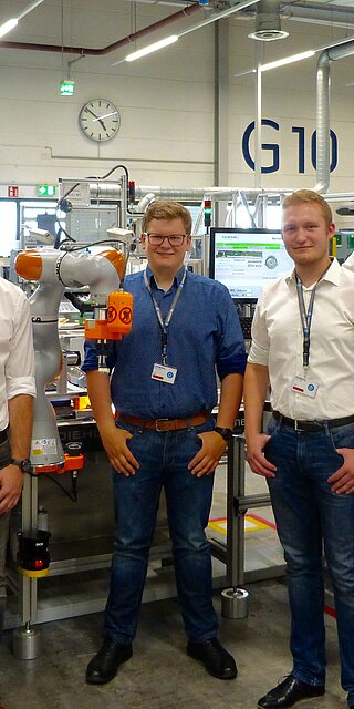 Von links: Tobias Wahl, Alexander Künzl (Diehl Controls), Christian Wenzl, Thomas Schmid, Konstantin Springs, Prof. Dr. Thomas Schlegl (OTH Regensburg, RRRU) und Michael Blattner und Martin Holzer (Diehl Controls).