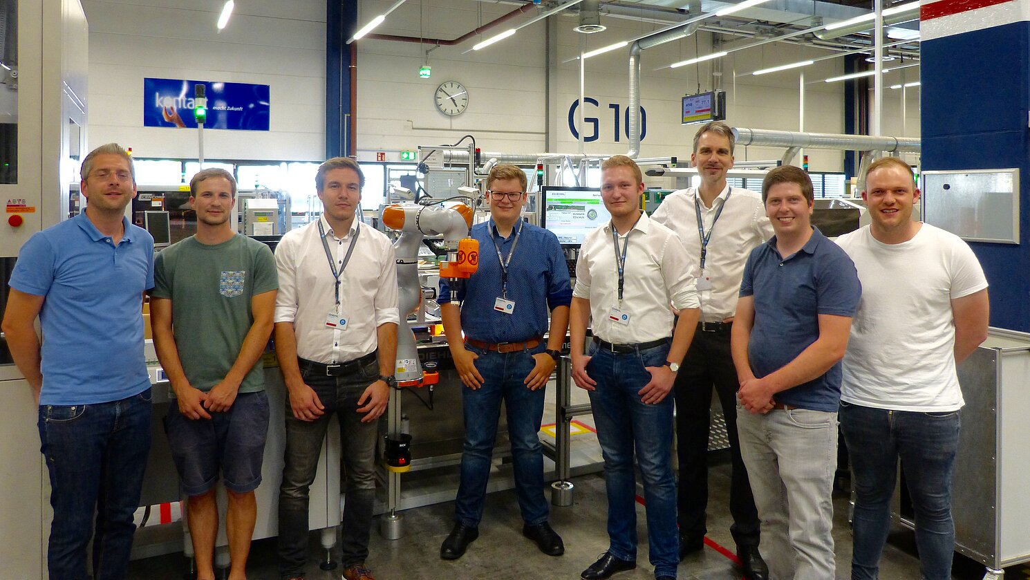 Von links: Tobias Wahl, Alexander Künzl (Diehl Controls), Christian Wenzl, Thomas Schmid, Konstantin Springs, Prof. Dr. Thomas Schlegl (OTH Regensburg, RRRU) und Michael Blattner und Martin Holzer (Diehl Controls).