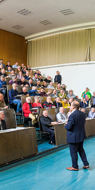 Prof. Dr. Ulrich Briem, Dekan der Fakultät Maschinenbau begrüßte die Gäste und gab einen Einblick in die Entwicklungen der Hochschule, insbesondere der Fakultät Maschinenbau in den vergangenen 30 Jahren. Foto: Gerhard Kirschner