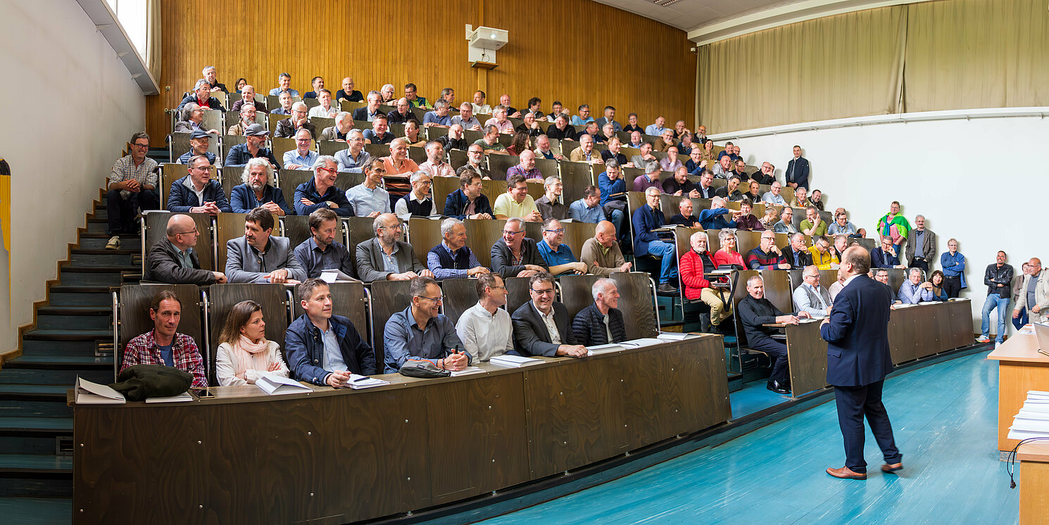 Prof. Dr. Ulrich Briem, Dekan der Fakultät Maschinenbau begrüßte die Gäste und gab einen Einblick in die Entwicklungen der Hochschule, insbesondere der Fakultät Maschinenbau in den vergangenen 30 Jahren. Foto: Gerhard Kirschner