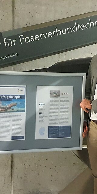 Prof. Dr. Ingo Ehrlich (links), Leiter im Labor Faserverbundstoffe an der OTH Regensburg mit Teammitglied Matthias Schlamp. Gemeinsam mit der Würzburger Firma iNDTact GmbH wurde das Projekt "BIRD", das Flugzeuge sicherer über die Wolken bringen soll, als Erfolgsbeispiel des Zentralen Innovationsprogramms Mittelstands benannt.