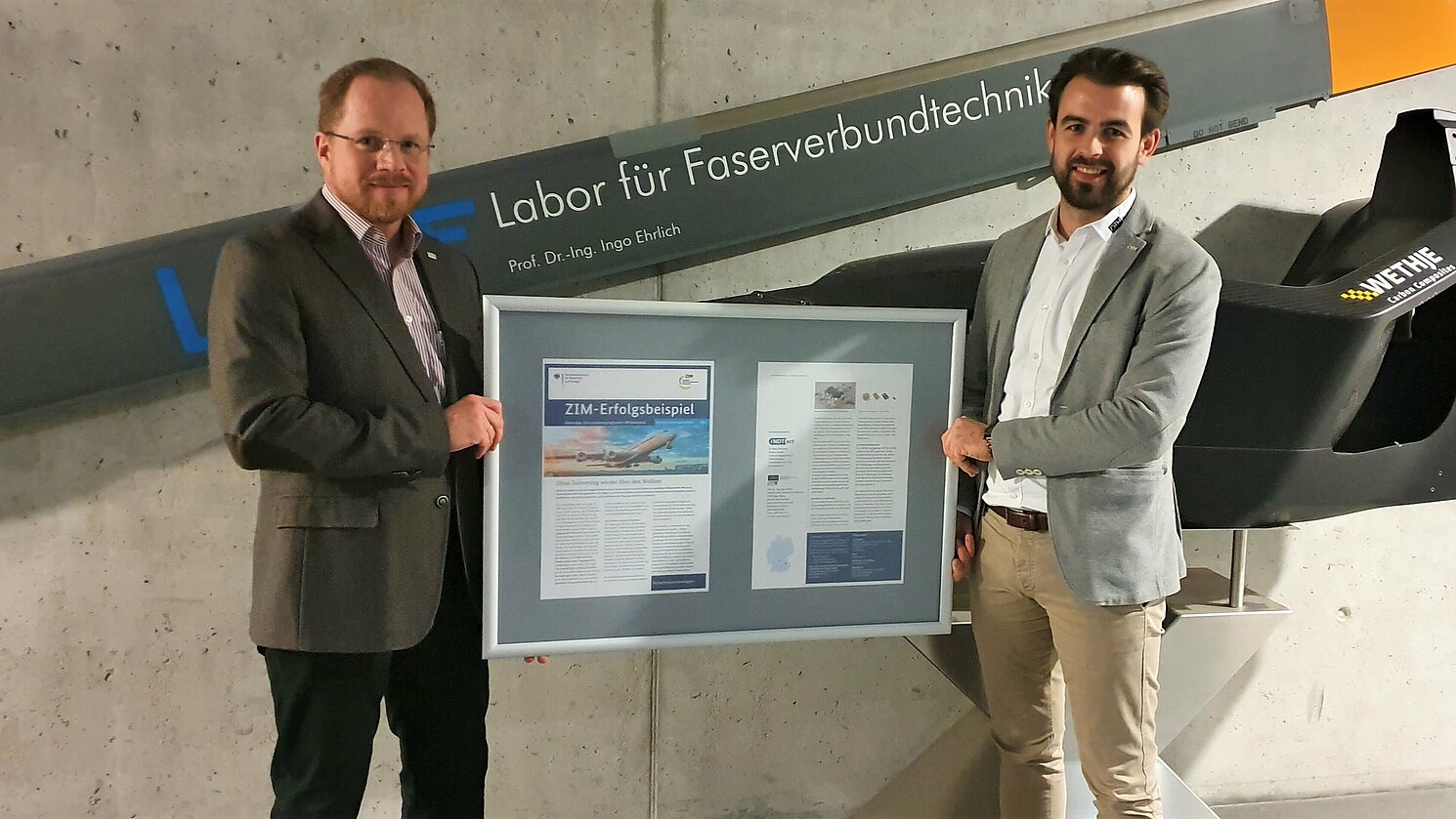Prof. Dr. Ingo Ehrlich (links), Leiter im Labor Faserverbundstoffe an der OTH Regensburg mit Teammitglied Matthias Schlamp. Gemeinsam mit der Würzburger Firma iNDTact GmbH wurde das Projekt "BIRD", das Flugzeuge sicherer über die Wolken bringen soll, als Erfolgsbeispiel des Zentralen Innovationsprogramms Mittelstands benannt.