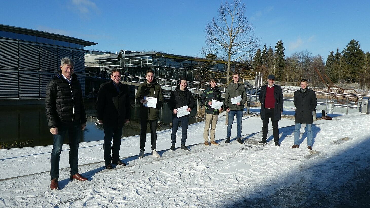 Das Siegerteam um Stefan Neger, Stefan Röder, Lukas Pollner und Daniel Kuhn mit Prof. Dr. Stefan Hierl und Prof. Dr. Thomas Schaeffer von der OTH Regensburg sowie Konrad Senn und Andreas Pense von der Krones AG.