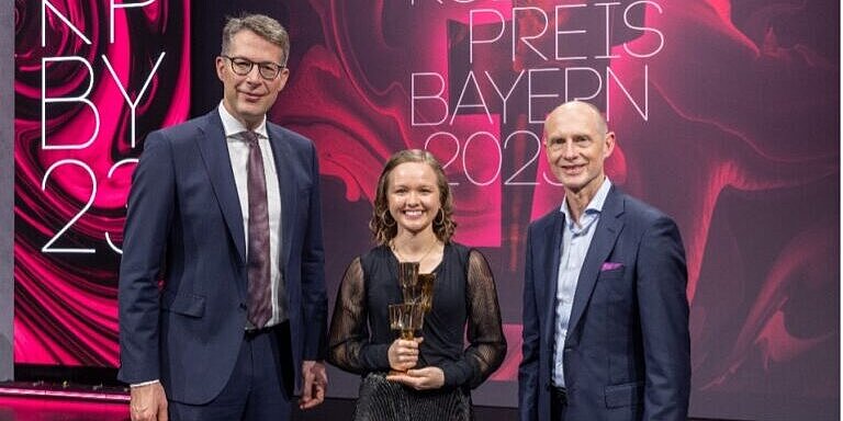 Preisverleihung des Kulturpreises Bayern 2024 (v.l.): Bayerischer Staatsminister für Wissenschaft und Kunst Markus Blume, Preisträgerin Jessica Kloiber und Bayernwerk-Chef Dr. Egon Leo Westphal
