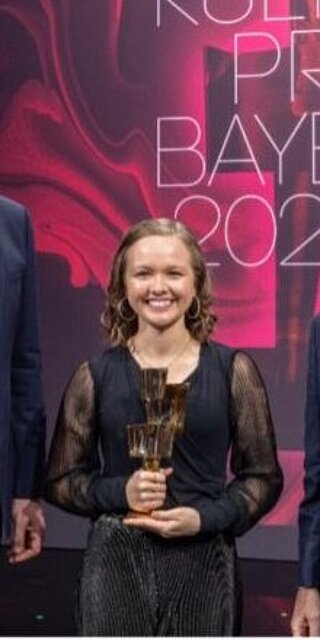 Preisverleihung des Kulturpreises Bayern 2024 (v.l.): Bayerischer Staatsminister für Wissenschaft und Kunst Markus Blume, Preisträgerin Jessica Kloiber und Bayernwerk-Chef Dr. Egon Leo Westphal