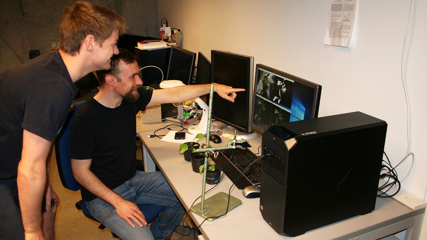 Von links: Die Studierenden Raphael Merbach und Clemens Hoelscher von der Regensburger Fakultät Maschinenbau entwickeln einen Agrarroboter, der Beikraut aushacken soll.