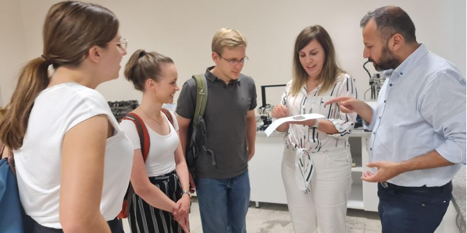 Campusführung durch die Akdeniz Universität mit einem Einblick in die Laborausstattung der Fakultät Maschinenbau (v.l.): Susanne Deisböck, Jessica Kloiber, Ulrich Schultheiß, Dr. Tugce Tezel, Prof. Volkan Kovan