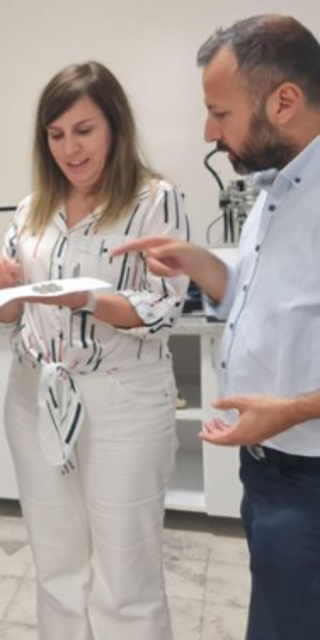 Campusführung durch die Akdeniz Universität mit einem Einblick in die Laborausstattung der Fakultät Maschinenbau (v.l.): Susanne Deisböck, Jessica Kloiber, Ulrich Schultheiß, Dr. Tugce Tezel, Prof. Volkan Kovan