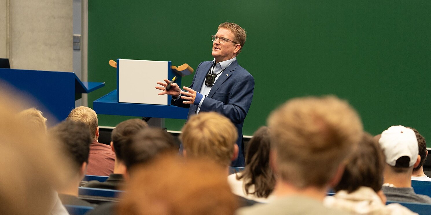 Der Dekan der Fakultät, Prof. Dr.-Ing. Andreas Ellermeier, hieß die neuen Studierenden der Fakultät persönlich willkommen. Foto: OTH Regensburg / Andreas Kilian