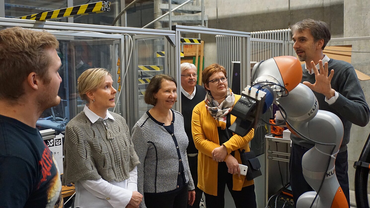 Im Labor Robotik an der OTH Regensburg zeigten Prof. Dr. Thomas Schlegl (rechts im Bild) und Masterstudierende Robotersysteme und erläuterten deren Anwendung in Industrie und Alltag.