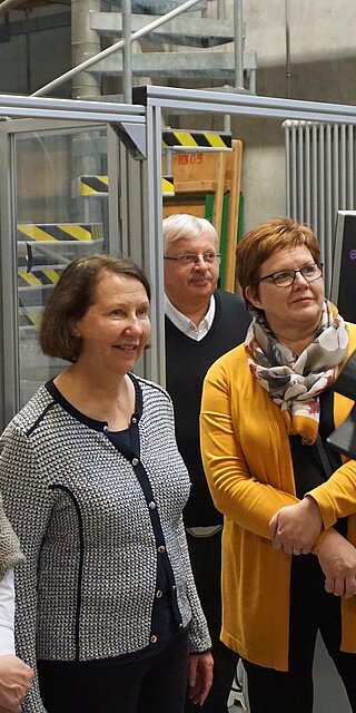 Im Labor Robotik an der OTH Regensburg zeigten Prof. Dr. Thomas Schlegl (rechts im Bild) und Masterstudierende Robotersysteme und erläuterten deren Anwendung in Industrie und Alltag.