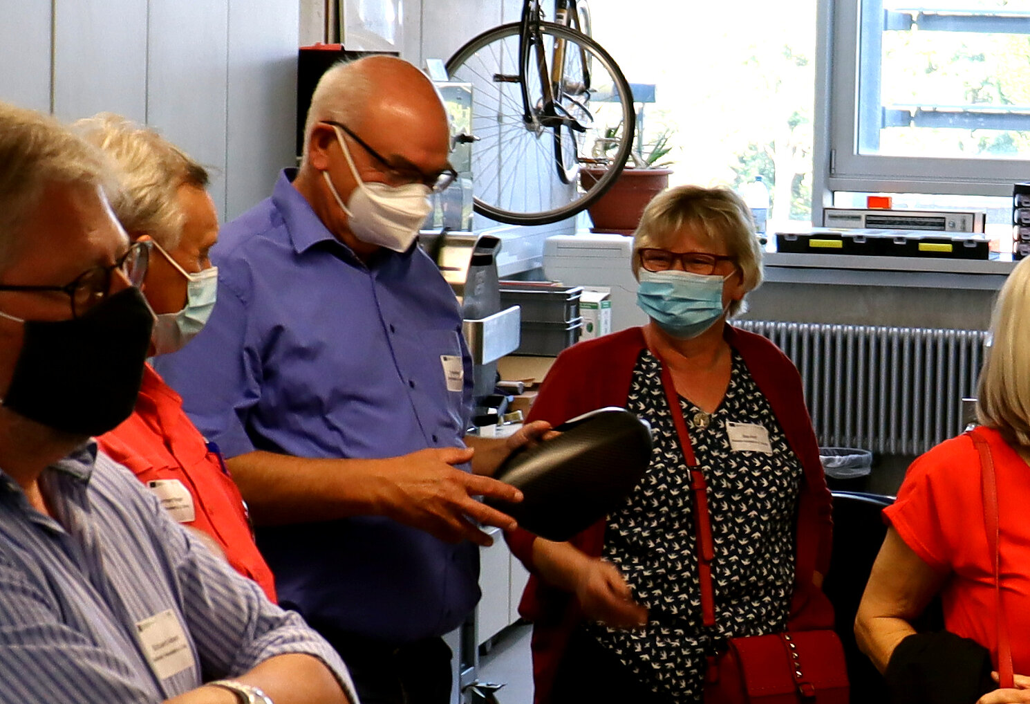 Die Besucher*innen erhalten vor Ort einen Einblick in die Endanwendung von faserverstärkten Kunststoffen. Im Bild begutachtet Thomas Reimer einen Seitenspiegel aus kohlenstofffaserverstärktem Kunststoff.