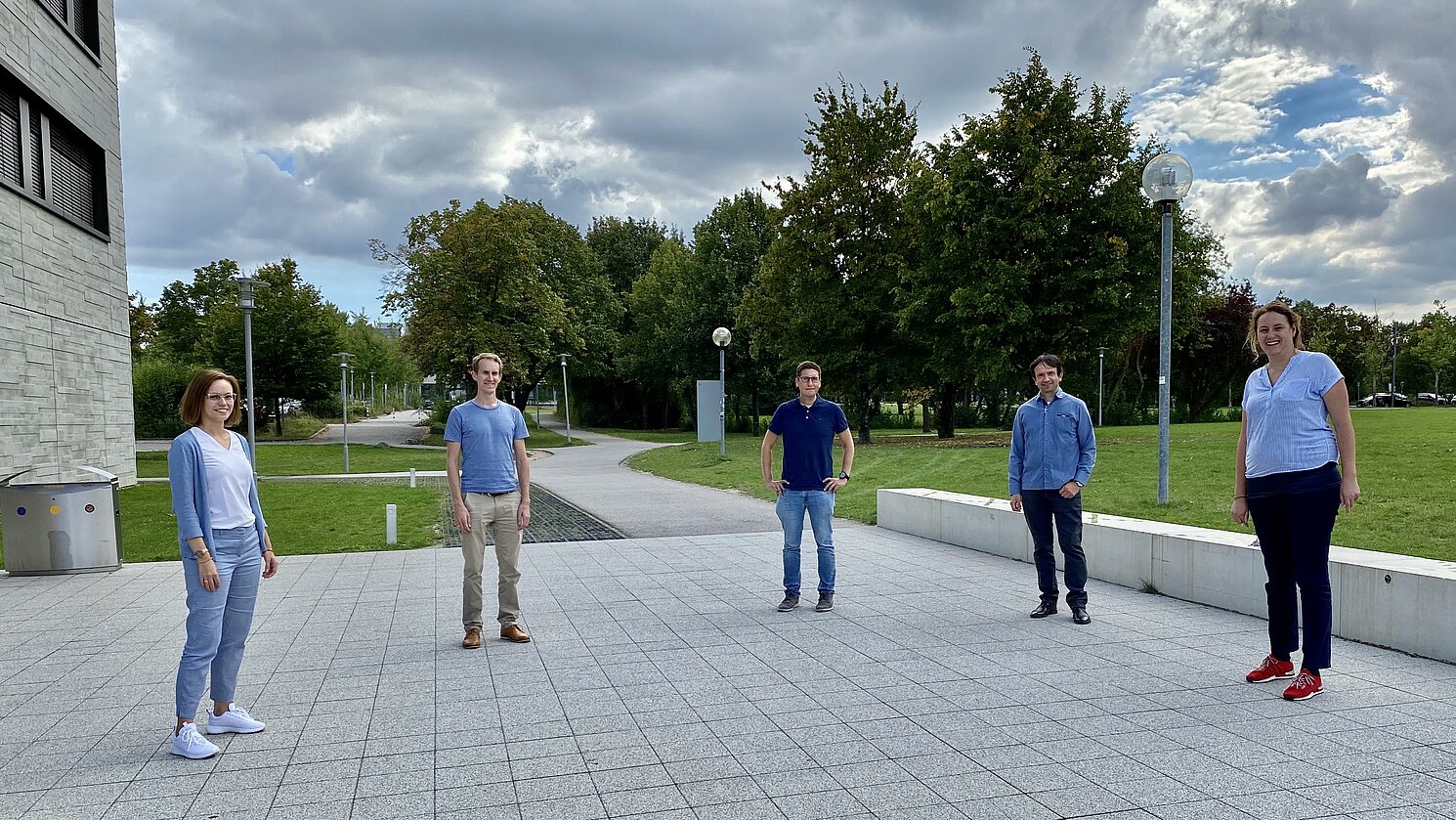 Das Team der Regensburg School of Digital Sciences (RSDS) von der OTH Regensburg mit der Koordinatorin und einem Vertreter der Hochschulleitung (von links): Silke Laubscher, Prof. Dr. Markus Goldhacker, Prof. Dr. Markus Heckner, Prof. Dr. Thomas Kriza und Prof. Dr. Ulrike Plach. 