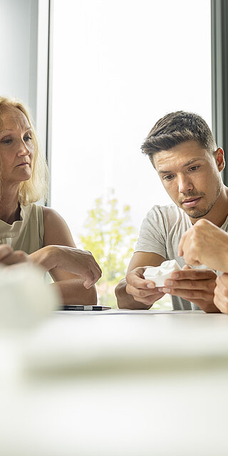 Johannes Sellmaier, Dominik Riediger und Lukas Ernst (von links) beraten sich mit Brigitte Kauer vom start-up center der OTH Regensburg.