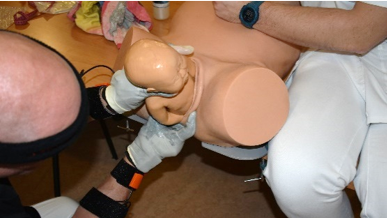 Beim kraftraubenden manuellen Dammschutz laufen Entbindungshelfer*innen Gefahr, sich selbst zu überlasten. Schädigungen des Bewegungsapparats und mehr Krankheitstage können die Folge sein.