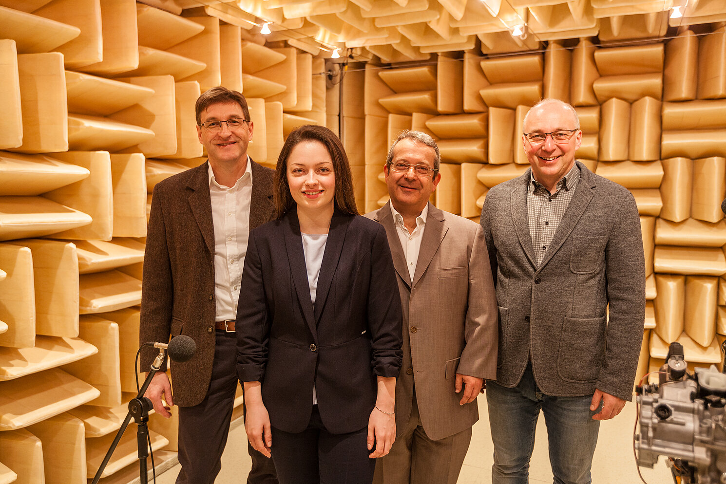 (von links) Dipl.-Ing. (TU) Andreas Weigand, Continental; Anna Rieger; Dipl.-Ing. (FH) Rainer Weber, Continental; Prof. Dr. Hans-Peter Rabl, OTH Regensburg. Foto: Attila Henning